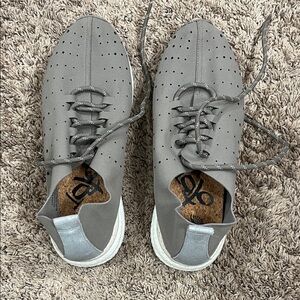 OTBT women’s tennis shoe